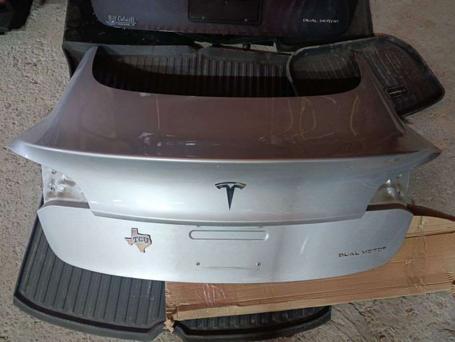 Задня кришка багажника Tesla model 3