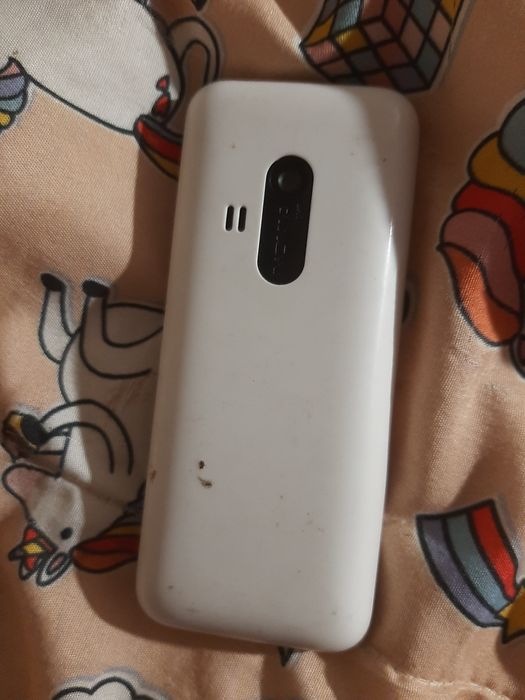 Vendo telemóveis nokias antigos um deles tem carregador