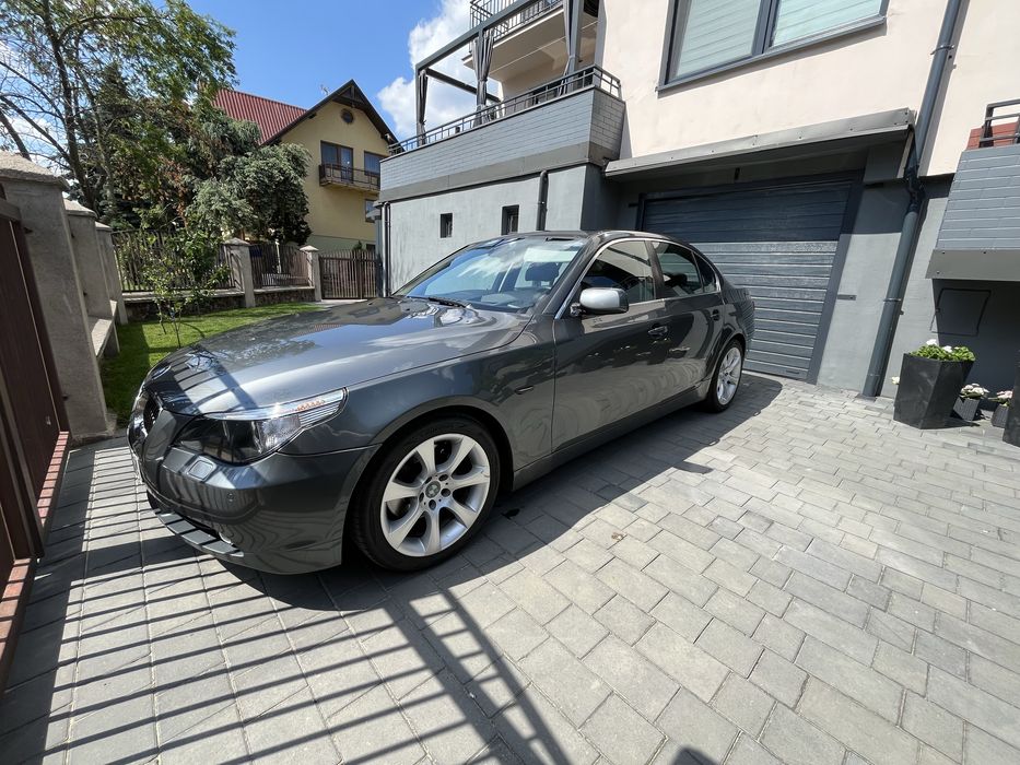 BMW e60 530i.