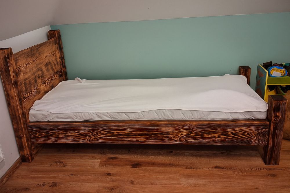 Łóżko sosnowe opalane 200×90 – lite drewno, styl loft / rustykalny
