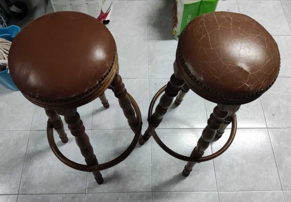 Bancos altos em madeira com assento estufado em pele