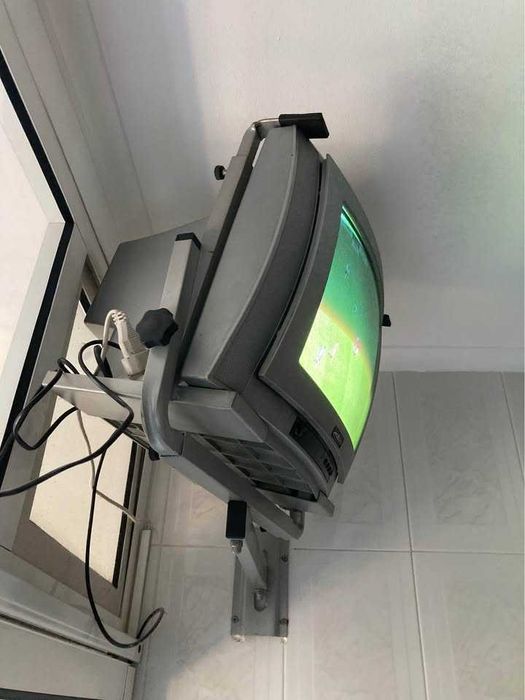 2 TVs "antigas" mas a funcionar e com comando