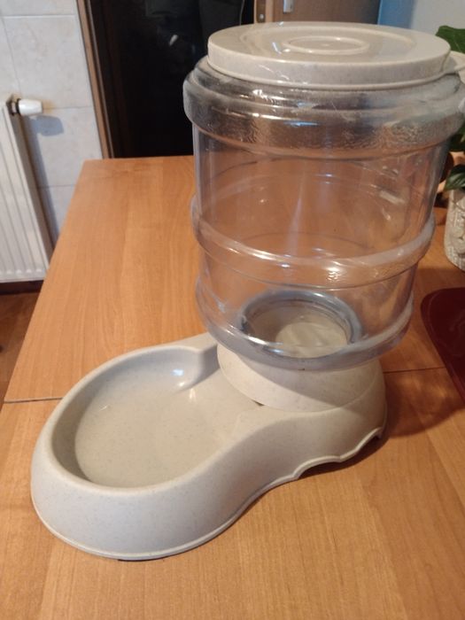 Podajnik karmy dla zwierząt