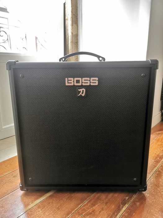 Boss Katana 110 Bass 60W (1x10”) Amplificador Baixo + Amp Stand Gator