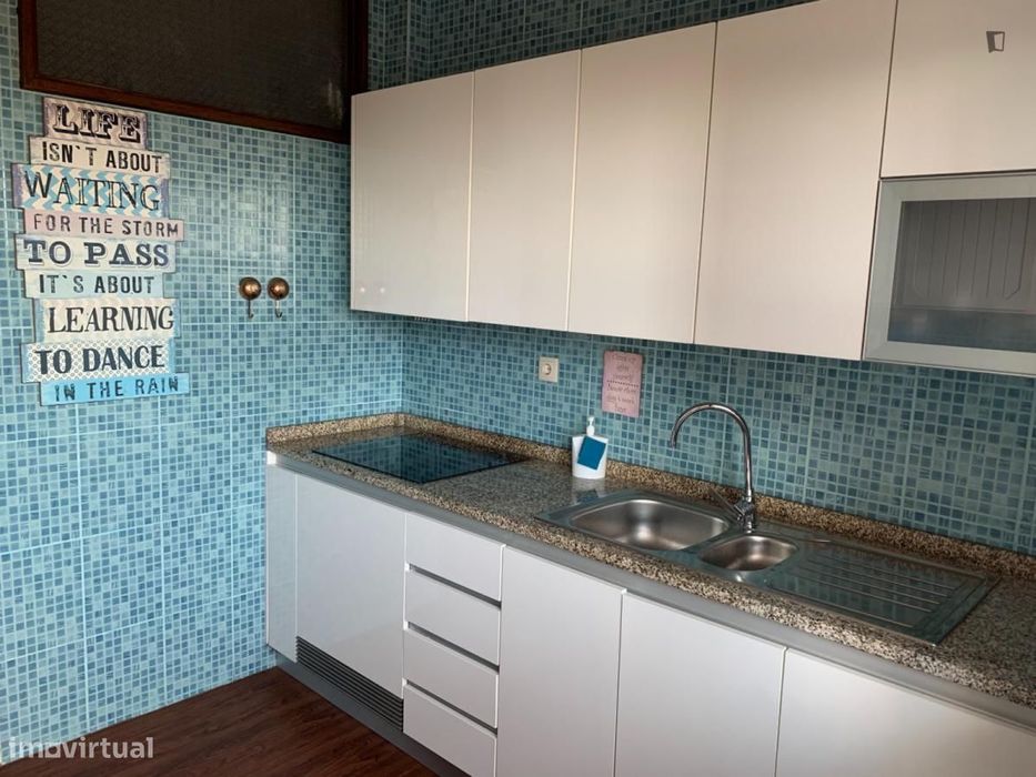 Quarto - localizado em Lordelo do Ouro Porto