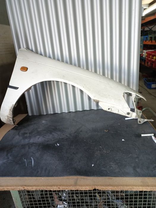 Guarda Lamas Toyota Corolla Starvan DIREITO  Branco