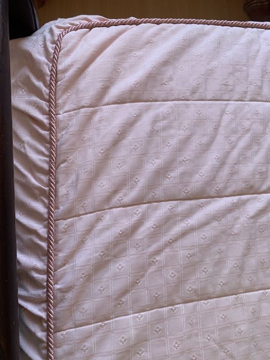 Colcha acolchoada com folho e 2 almofadas