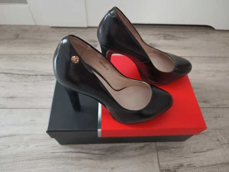 Szpilki ze skóry naturalnej Pierre Cardin r. 35