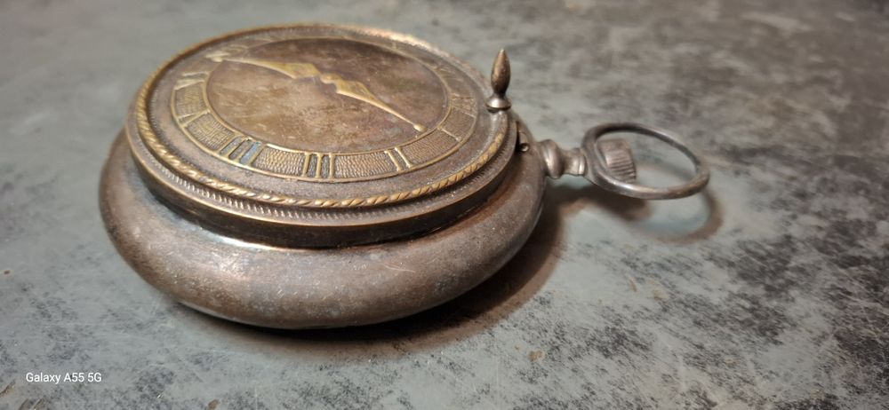 Caixa em forma de relógio