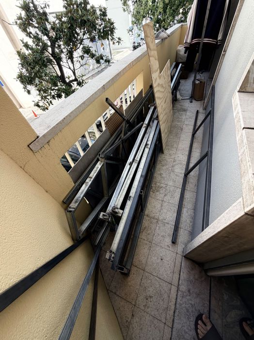 Vendo materiais metálicos: cantoneiras (ferro em L) e tubos galvanizados.