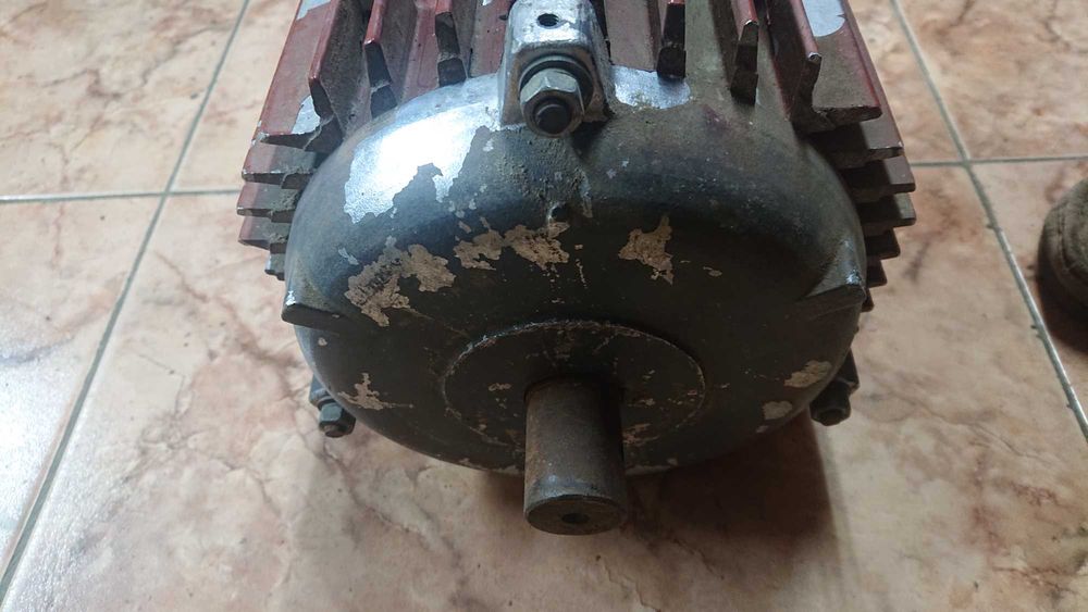 Три двигуна - асинхронні СССР.