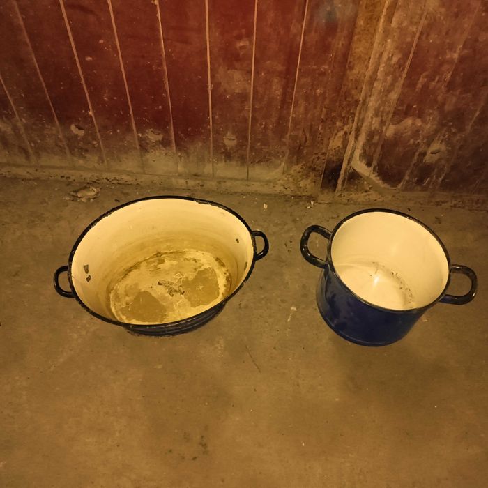Stare emaliowane przedmioty naczynia kanki dzbanki