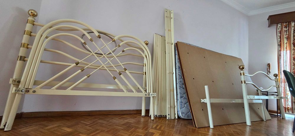 Mobília de quarto completa (camas + guarda‑roupas + cómoda)