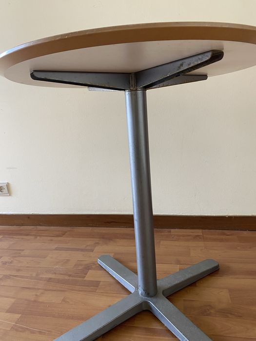 Duas mesas brancas redondas IKEA para interior ou exterior resistentes