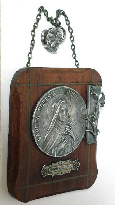 Linda antiga imagem da Santa Terezinha  de suspensão mural