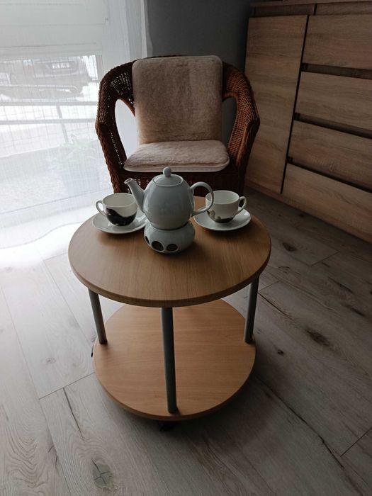 Sprzedam stolik kawowy na kółkach.