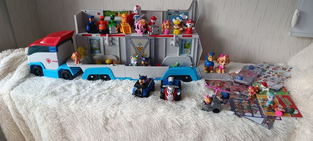 Оригінальний PAW Patrol (Щенячий патруль) з великою кількістю фігурок, кількома машинками, вертольотом і набором наклейок/аксесуарів