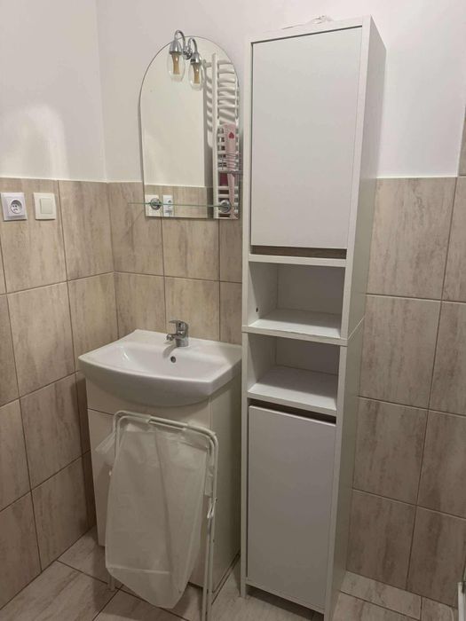 Szafka z umywalką, słupek lazienkowy, kabina prysznicowa z baterią