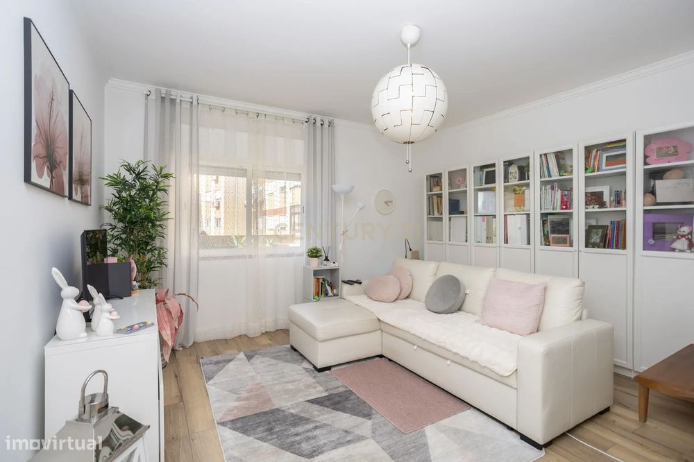 T1 com Terraço na Cruz de Pau - Central e Luminoso!