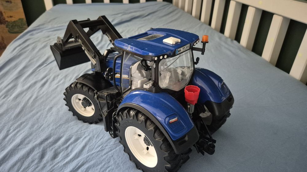 Bruder traktor New Holland 03121