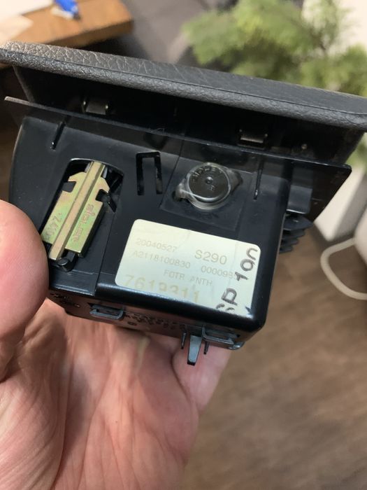 Попільничка задня w211