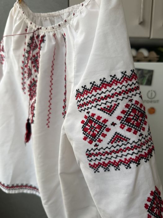 Продам вишиванку з ручною вишивкою.