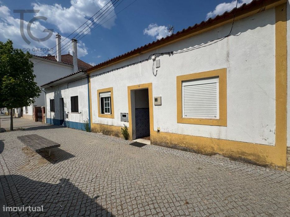 Moradia T2+2 com logradouro no centro de Gavião