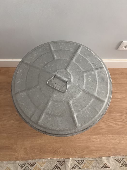 Bonito e moderno caixote de arrumação