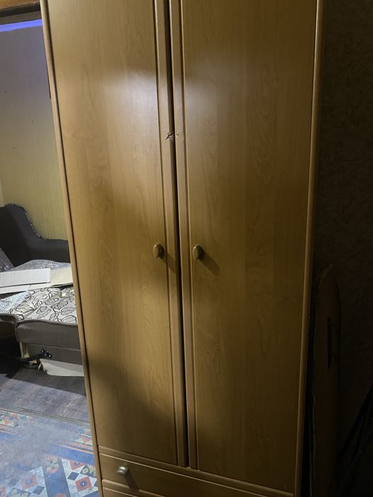 Продам мебель : стол кухонный , духовой шкаф