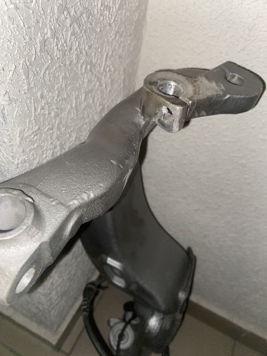 Поворотний кулак (правий) алюміневий ауді а8д2