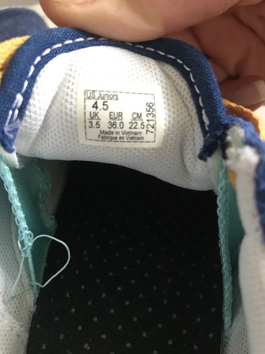 Vans azuis e laranja