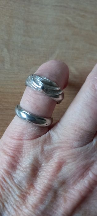 Серебряные изделия- кольца, браслет на часы, и бижутерия .