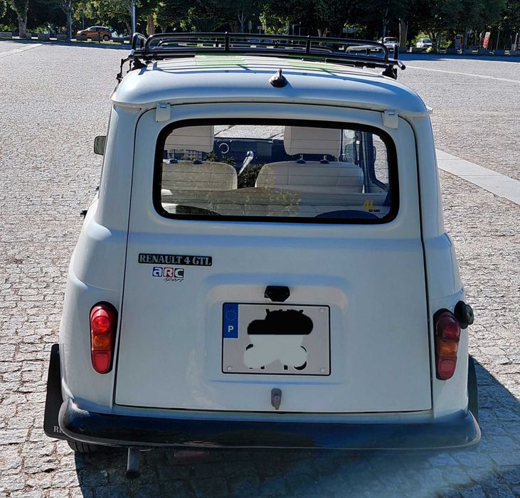 Carrinha Renault 4L restaurada