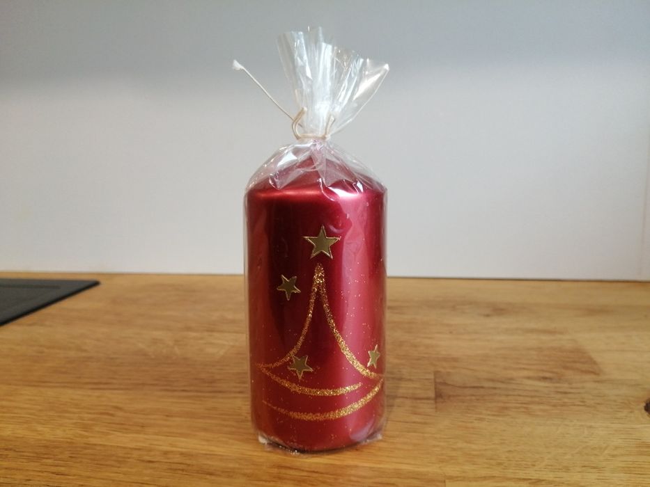 Świeczka świąteczna walec czerwona ze złotą choinką