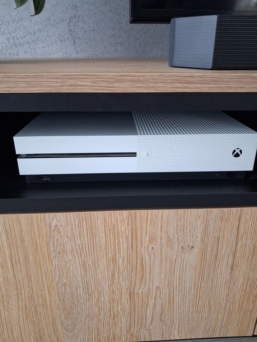 Xbox one stan idealny + gry + pady 2szt.
