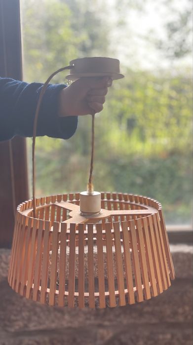 Candeeiro de teto ripas madeira