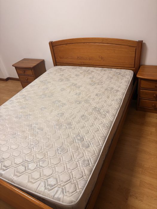 Cama, colchão e mesinhas de cabeceira
