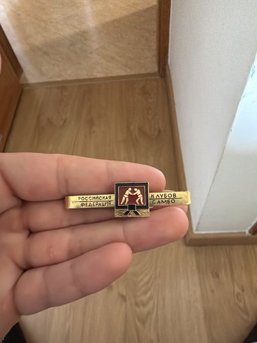 Prende-gravatas russo