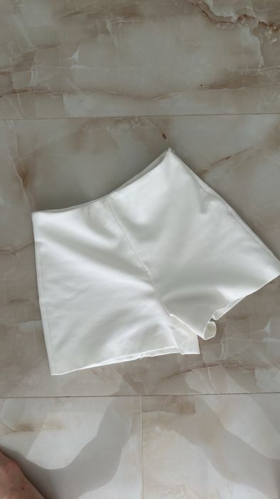 Zara M шорти білого кольору