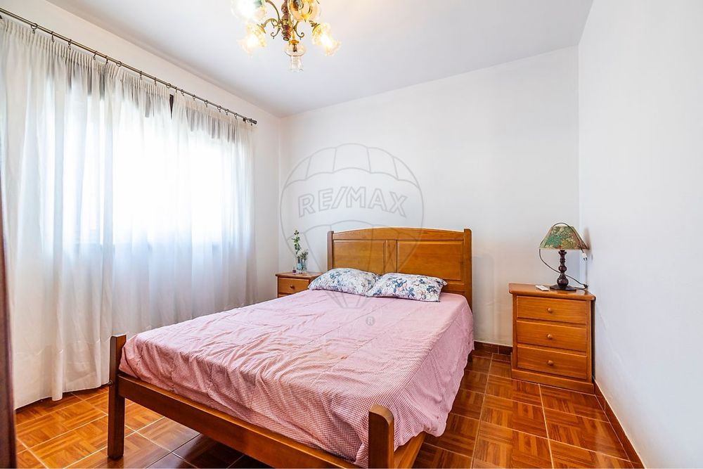 Moradia com Duas Casas Independentes – Oportunidade Imperdível!