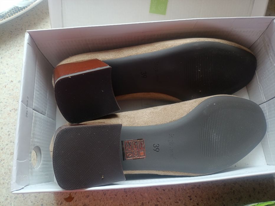 Buty  na lekkim obcasie , nowe  nie noszone , bez metki