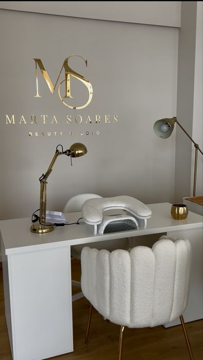Alugo mesa manicure