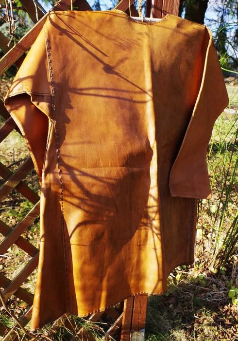 Kaftan wczesnośredniowieczny ze skóry
