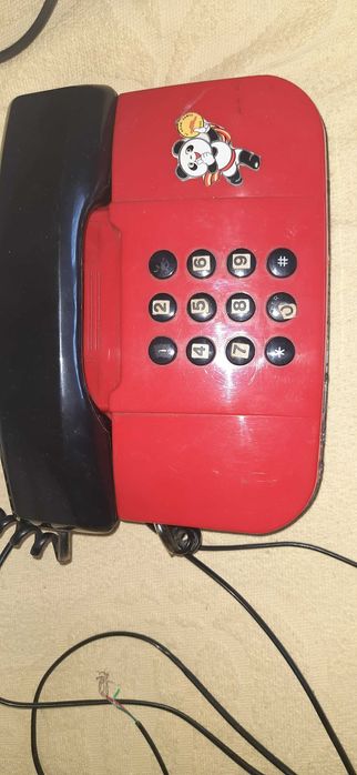 Aparat telefoniczny, kolor czerwony.