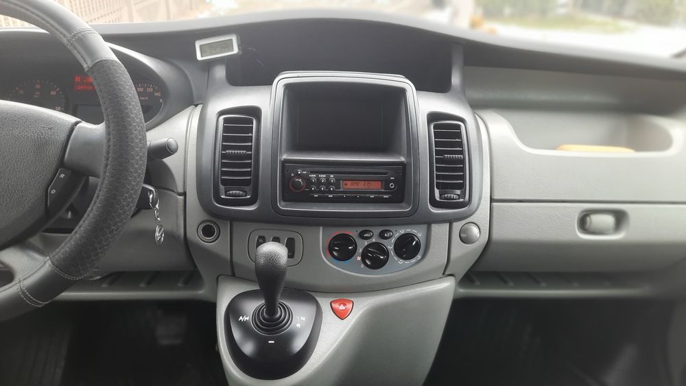 Opel Vivaro   do przewozu osób niepełnosprawnych  auto  z  windą