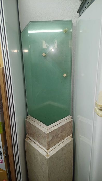 Móvel de vidro e mármore