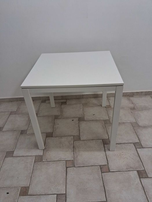 Stolik maly do jadalni ew gabinetu czy pracowni.