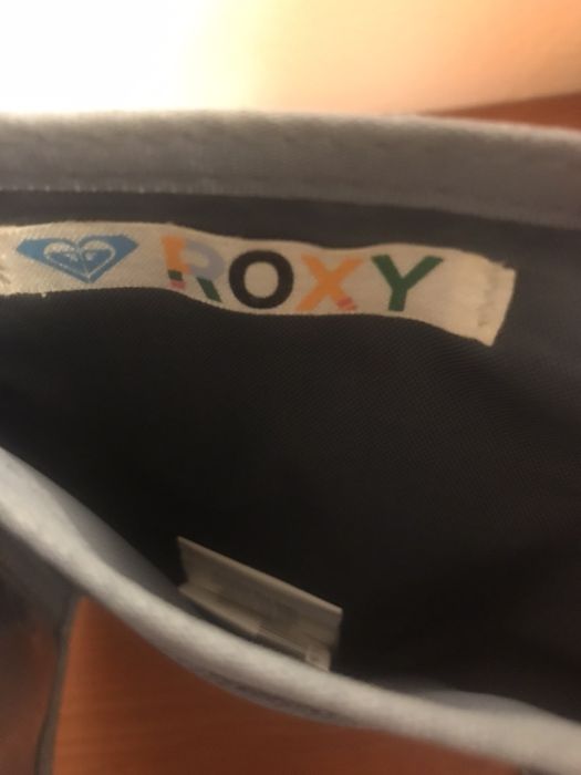 Carteiras roxy com padrões distintos