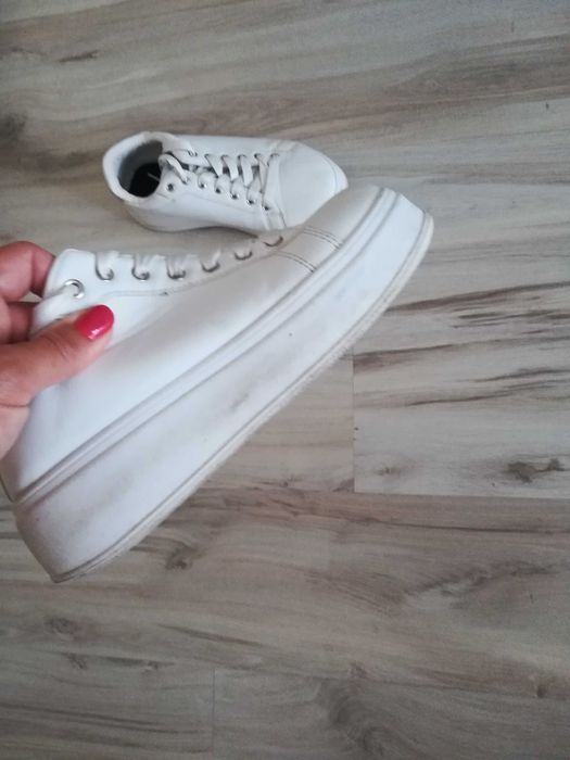 Buty na wyższym spodzie