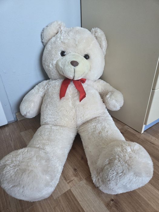 Duży kremowy Miś z kokardą.